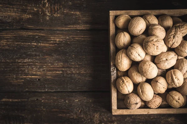 Organic Walnuts Rustic Wooden Box Top View Seasonal Harvest Walnuts — Stock Photo, Image