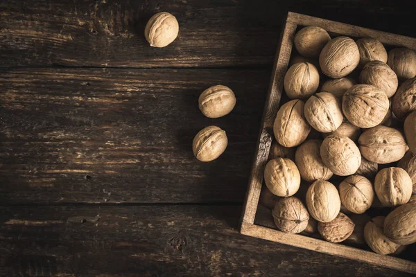 Organik ceviz rustik ahşap kutusunda, üst görünüm. Ceviz mevsimlik hasat.