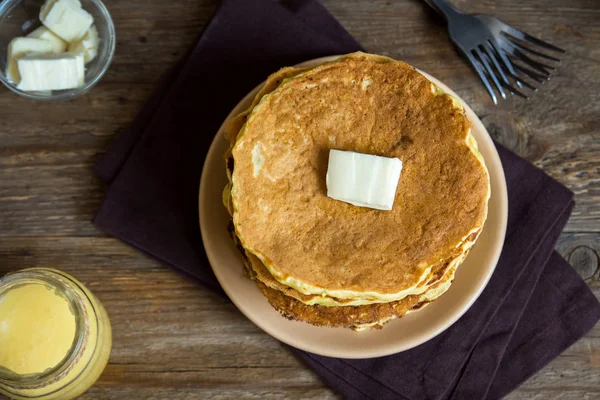 Hemgjord Pannkakor Med Smör Och Honung Pannkakor Till Frukost Över — Stockfoto