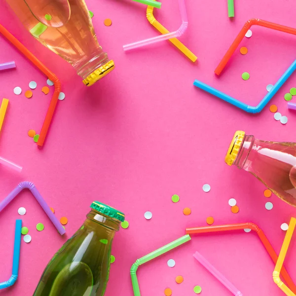 各种冷饮瓶中有吸管和五彩纸屑的粉红色背景 顶部视图和复制空间的文本 夏季聚会 快乐假期和有趣的概念 顶级视图 — 图库照片