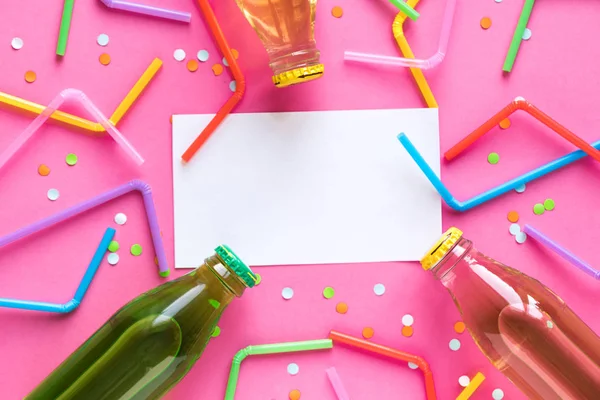 さまざまな冷たいソーダのストローとピンクの背景 上から見ると本文の空白スペースに紙吹雪とボトルの飲み物 夏のパーティーで楽しいコンセプト グリーティング カード — ストック写真