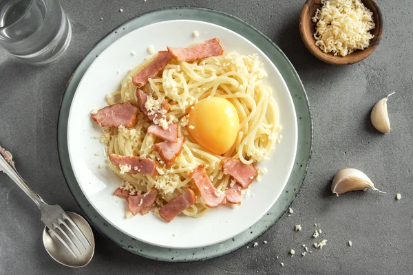 Spagetti Carbonara Makarna Yumurta Sosu Pastırma Rendelenmiş Parmesan Peynir Gri — Stok fotoğraf