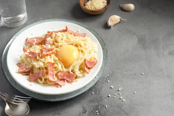 Spagetti Carbonara Makarna Yumurta Sosu Pastırma Rendelenmiş Parmesan Peynir Gri — Stok fotoğraf