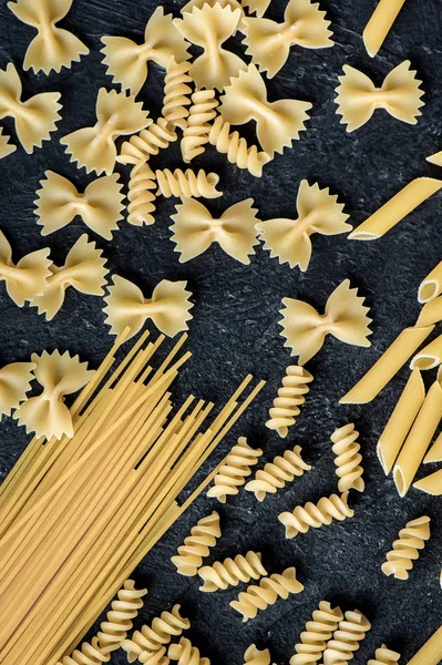 Válogatott Nyers Nyers Tészta Fekete Háttér Olasz Tészták Farfalle Spagetti — Stock Fotó