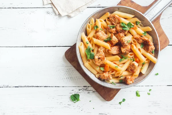 Domates Soslu Tavuk Maydanoz Tavada Penne Makarna Tavuk Talyan Penne — Stok fotoğraf