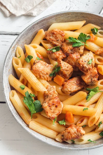 Penne Tészta Paradicsomszósz Csirke Petrezselyem Serpenyőben Csirke Olasz Penne Tészta — Stock Fotó