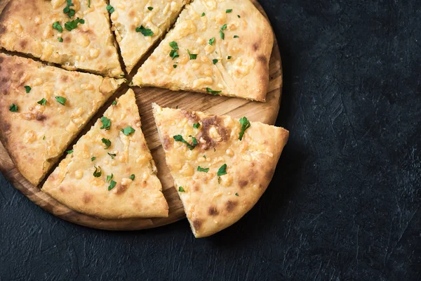 Gürcü geleneksel gözleme - khachapuri veya hachapuri çift peynirli. Imereti khachapuri kopya alanı siyah taş masada.