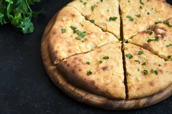  Gürcü geleneksel gözleme - khachapuri veya hachapuri çift peynirli. Imereti khachapuri kopya alanı siyah taş masada.