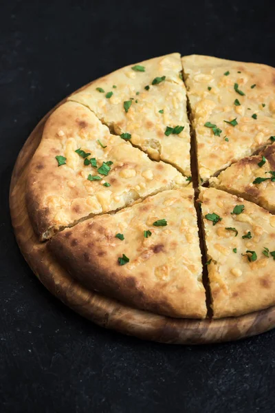 Gürcü geleneksel gözleme - khachapuri veya hachapuri çift peynirli. Imereti khachapuri kopya alanı siyah taş masada.