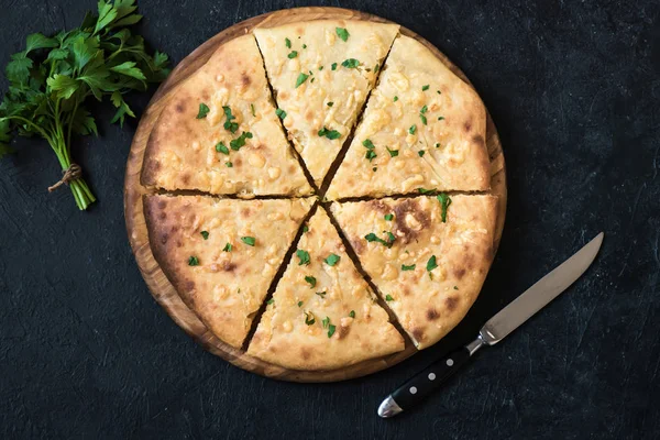 Gürcü geleneksel gözleme - khachapuri veya hachapuri çift peynirli. Imereti khachapuri kopya alanı siyah taş masada.