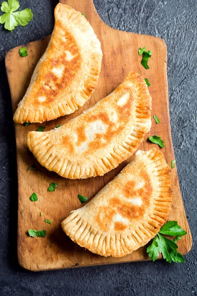 Ev yapımı derin kızarmış sebze burekas (köftesi, samosas) rustik siyah arka planda - vejetaryen kızarmış hamur işleri için meze