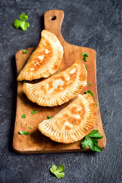 Hemmagjord Djupa Stekt Grönsaker Burekas Biffar Samosas Rustik Svart Bakgrund — Stockfoto