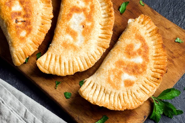 Yapımı Derin Kızarmış Sebze Burekas Köftesi Samosas Rustik Siyah Arka — Stok fotoğraf