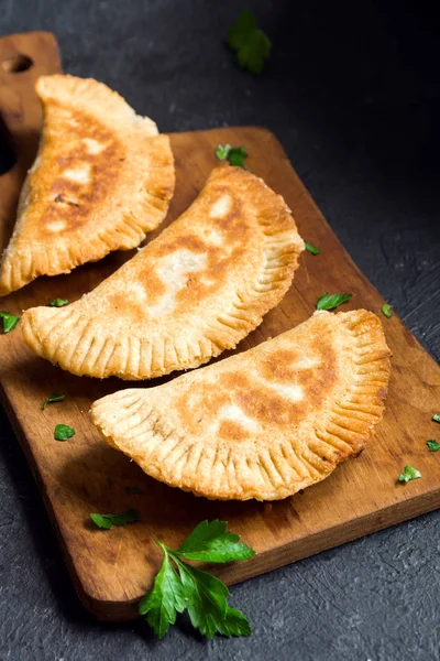 Hausgemachte Frittierte Gemüse Samosas Pasteten Bürekas Auf Rustikalem Schwarzem Hintergrund — Stockfoto