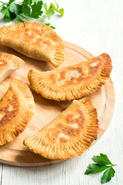 Ev yapımı derin kızarmış sebze burekas (köftesi, samosas) beyaz arka planda - vejetaryen kızarmış hamur işleri için meze