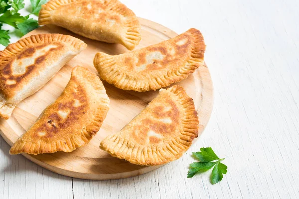 Ev yapımı derin kızarmış sebze burekas (köftesi, samosas) beyaz arka planda - vejetaryen kızarmış hamur işleri için meze