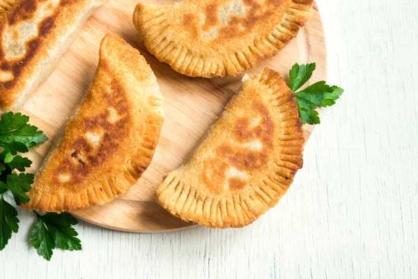 Yapımı Derin Kızarmış Sebze Burekas Köftesi Samosas Beyaz Arka Planda — Stok fotoğraf