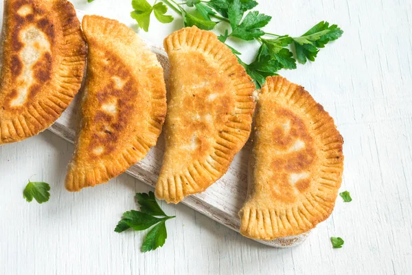 Ev yapımı derin kızarmış sebze burekas (köftesi, samosas) beyaz arka planda - vejetaryen kızarmış hamur işleri için meze