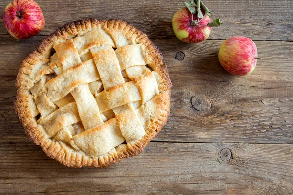 Klasik elma pasta tatlı. Organik sonbahar elma dan ev yapımı American Pie.