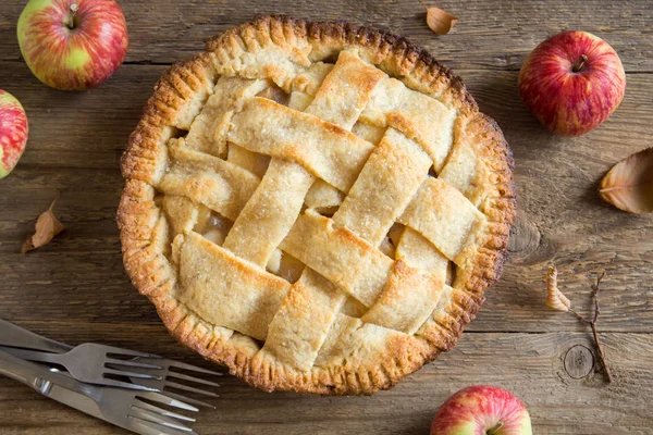 Klasik elma pasta tatlı. Organik sonbahar elma dan ev yapımı American Pie.