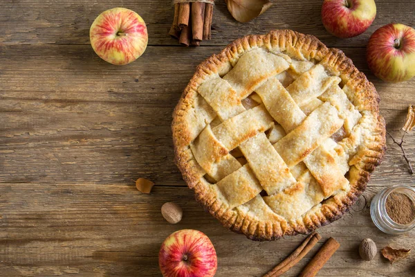 Klasik elma pasta tatlı. Organik sonbahar elma dan ev yapımı American Pie.