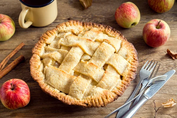 Elmalı pasta tatlı. Organik sonbahar elma dan ev yapımı American Pie.