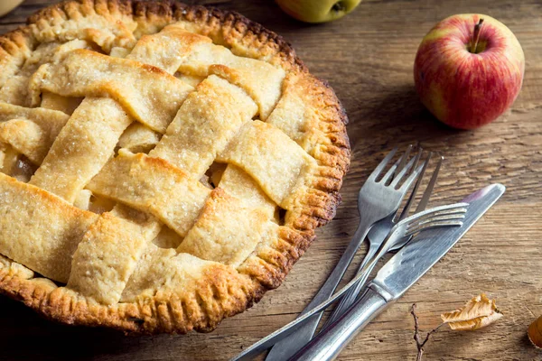 Elmalı pasta tatlı. Organik sonbahar elma dan ev yapımı American Pie.