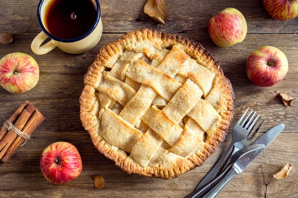 Klasik elma pasta tatlı. Organik sonbahar elma dan ev yapımı American Pie.