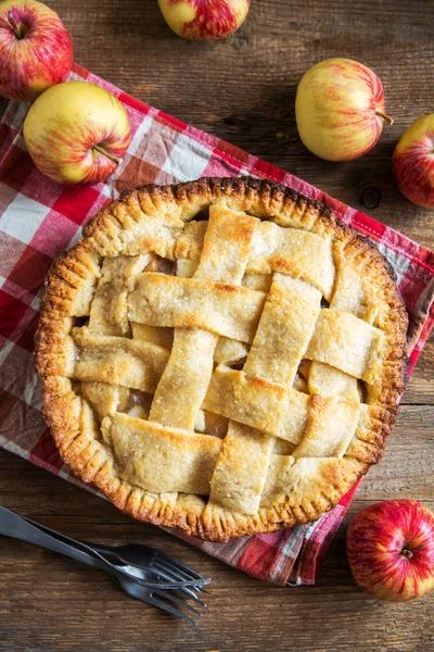 Elmalı pasta tatlı kafes ile. Organik sonbahar elma dan ev yapımı American Pie.