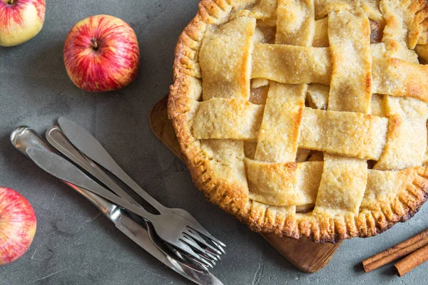 Klasik elma pasta tatlı. Organik yaz elma dan ev yapımı American Pie.