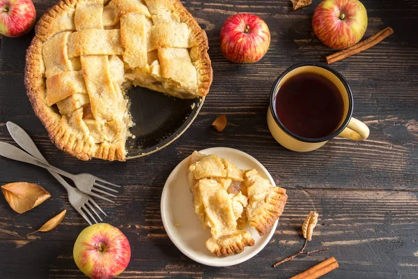 Kafes ile klasik elma pasta tatlı. Organik elma dan ev yapımı American Pie parçası.