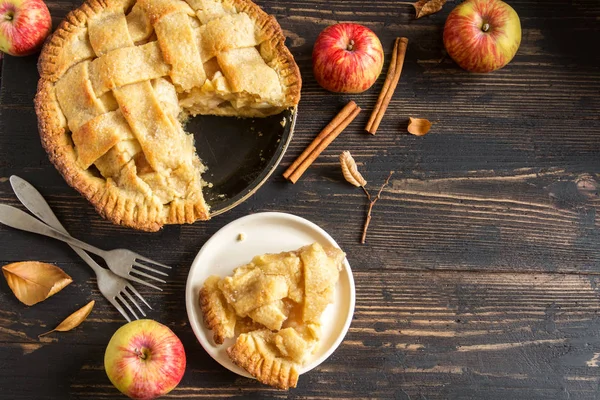 Классический Яблочный Пирог Решеткой Кусок Домашнего Американского Пирога Органических Яблок — стоковое фото