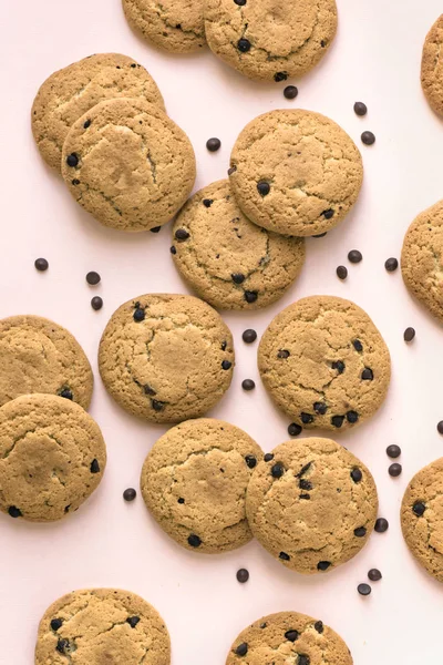 Çikolatalı kurabiye pembe pastel arka planda, üstten görünüm alanı Kopyala