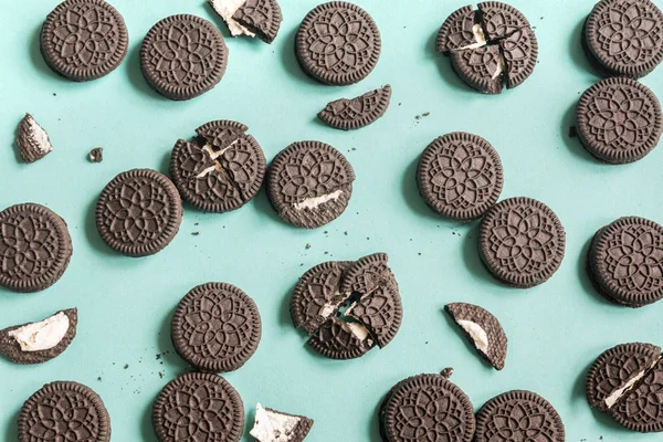 Oreo (çikolata ve krema) çerezleri mavi pastel renkli, üstten görünüm.
