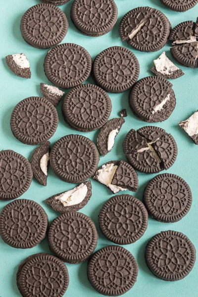 Oreo Chocolade Crème Cookies Blauwe Pastel Achtergrond Bovenaanzicht — Stockfoto