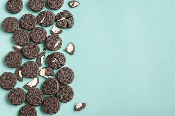 Choklad Och Sandwich Cookies Blå Pastell Bakgrund Ovanifrån Kopiera Utrymme — Stockfoto