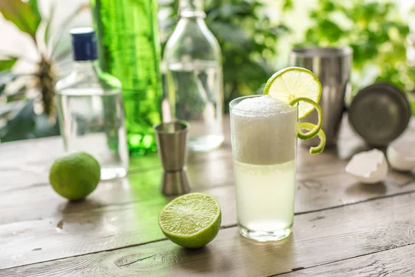 Egg Gin Fizz Cocktail Lime Garnish Making Gin Fizz Drink — Stock Photo, Image