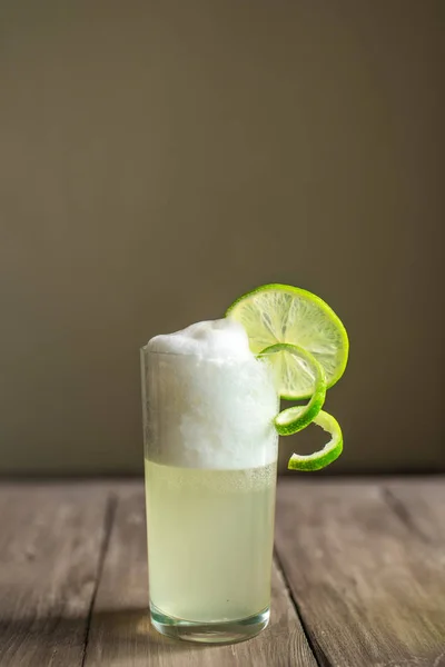 Gin Fizz Cocktail Mit Limettengarnitur Auf Holztisch Kopierraum — Stockfoto