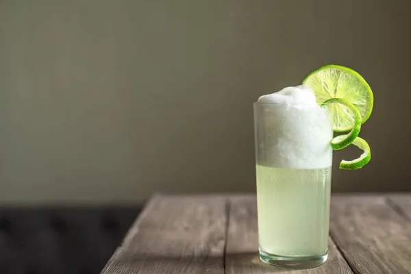 Gin Fizz Cocktail Mit Limettengarnitur Auf Holztisch Kopierraum — Stockfoto