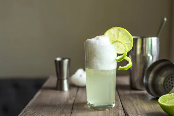 Ägg Gin Fizz Cocktail Med Lime Garnering Att Göra Gin — Stockfoto