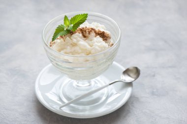 Tarçın ile sütlaç. Sağlıklı geleneksel ev yapımı tatlı veya kahvaltı - Sütlaç, kopya alanı.