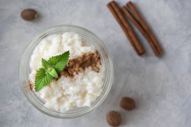 Tarçın ve Hindistan cevizi ile sütlaç. Sağlıklı geleneksel ev yapımı tatlı veya kahvaltı - Sütlaç, kopya alanı.