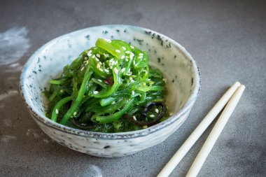 Chuka yosun salata üzerine beton arka plan, seramik kase alanı kopyalayın. Japon mutfağı - Chuka salata