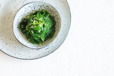 Chuka yosun salata beyaz zemin üzerine seramik kase alanı kopyalayın. Japon mutfağı - Chuka salata