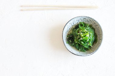 Chuka yosun salata beyaz zemin üzerine seramik kase alanı kopyalayın. Japon mutfağı - Chuka salata