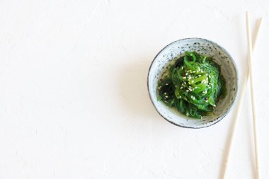 Chuka yosun salata beyaz zemin üzerine seramik kase alanı kopyalayın. Japon mutfağı - Chuka salata