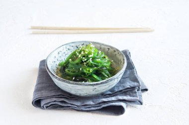 Chuka yosun salata beyaz zemin üzerine seramik kase alanı kopyalayın. Japon mutfağı - Chuka salata