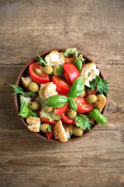 Panzanella domates salatası kiraz domates, fesleğen ve ciabatta kruton. Yaz sağlıklı gıda - panzanella salatası, üstten görünüm, kopya alanı.