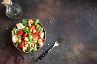 Panzanella domates salatası kiraz domates, fesleğen ve ciabatta kruton. Yaz sağlıklı gıda - panzanella salatası, üstten görünüm, kopya alanı.