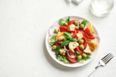 Panzanella domates salatası kiraz domates, fesleğen ve ciabatta kruton. Yaz sağlıklı gıda - panzanella salatası, üstten görünüm, kopya alanı.